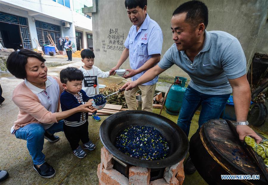 People greet upcoming 'lixia' with folk custom in E China
