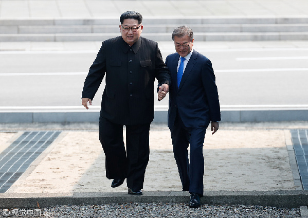 歷史時刻！金正恩跨過“三八線”與文在寅握手，還帶上了冷面！