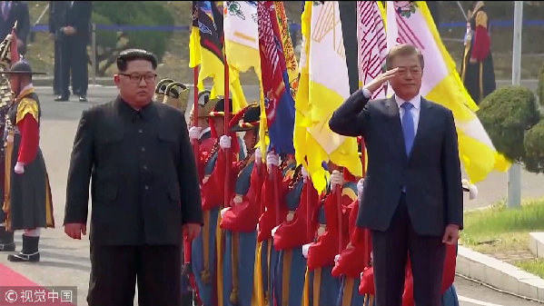 歷史時刻！金正恩跨過“三八線”與文在寅握手，還帶上了冷面！