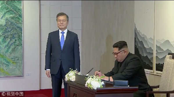 歷史時刻！金正恩跨過“三八線”與文在寅握手，還帶上了冷面！