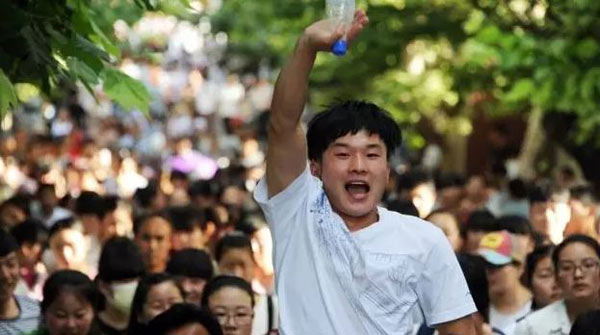 看看外媒報道中國高考的用詞，目測已被嚇壞