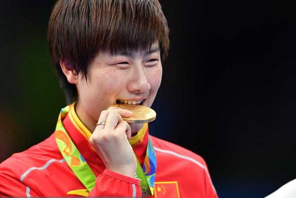 為何奧運(yùn)選手愛(ài)咬金牌？
