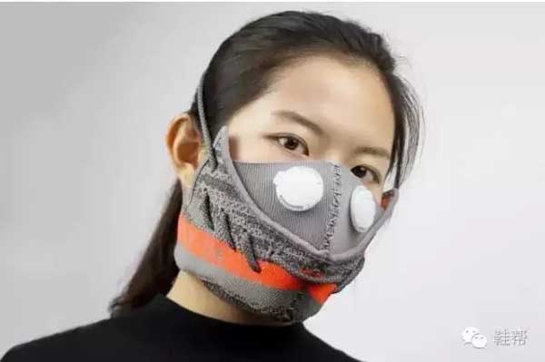 上萬美元的Yeezy運動鞋變身防霾口罩？