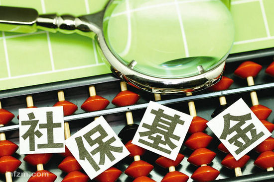 國務院發(fā)布劃轉部分國有資本充實社?；饘嵤┓桨?/></p>

<p>Ten percent of State-owned equity, including shares of State-owned enterprises and financial institutions, will be transferred to the National Council for Social Security Fund and smaller, local State-owned companies, the State Council, China's Cabinet, announced in a document on Saturday.<br/>
國務院18日發(fā)文表示，將把國有企業(yè)和金融機構國有股權的10%劃轉給社保基金和小型地方國有企業(yè)。</p>

<p>方案明確，按照試點先行、分級組織、穩(wěn)步推進的原則完成劃轉工作。第一步，2017年選擇部分中央企業(yè)和部分省份開展試點（pilot programs in selected SOEs and provinces）。中央企業(yè)包括國務院國資委監(jiān)管的中央管理企業(yè)3至5家、中央金融機構2家。第二步，在總結試點經(jīng)驗的基礎上，2018年及以后，分批劃轉其他符合條件的中央管理企業(yè)、中央行政事業(yè)單位所辦企業(yè)以及中央金融機構的國有股權（the program will be further expanded to other SOEs and financial institutions in 2018），盡快完成劃轉工作。</p>

<p>劃轉范圍方面，方案將中央和地方國有及國有控股大中型企業(yè)（large and medium-sized central and local SOEs）、金融機構（financial institutions）納入劃轉范圍。公益類企業(yè)（enterprises of public interest）、文化企業(yè)（cultural enterprises）、政策性和開發(fā)性金融機構（policy and development related financial institutions）以及國務院另有規(guī)定的除外。</p>

<p>劃轉比例上，以彌補企業(yè)職工基本養(yǎng)老保險制度轉軌時期因企業(yè)職工享受視同繳費年限政策形成的企業(yè)職工基本養(yǎng)老保險基金缺口（to make up for possible shortfalls in the nation's pension provisions）為基本目標，劃轉比例統(tǒng)一為企業(yè)國有股權的10%（10% of State-owned equity）。</p>

<p>承接主體方面，方案指出，劃轉的國有股權是基本養(yǎng)老保險基金的重要組成部分。劃轉的中央企業(yè)國有股權，由國務院委托社?；饡撠熂谐钟?，單獨核算，接受考核和監(jiān)督。條件成熟時，經(jīng)批準，社?；饡山M建養(yǎng)老金管理公司，獨立運營劃轉的中央企業(yè)國有股權（the National Council for Social Security Fund can set up a pension fund management company to independently operate the transferred assets）。</p>

<p>【相關詞匯】</p>

<p>社?；?social security funds</p>

<p>養(yǎng)老保險 pension insurance</p>

<p>養(yǎng)老金缺口 shortfalls in pension provisions</p>

<p>延遲退休 delay/postpone retirement</p>

<p>（中國日報網(wǎng)英語點津 馬文英）</p>
</div>
<!--/enpcontent-->
<div   id=