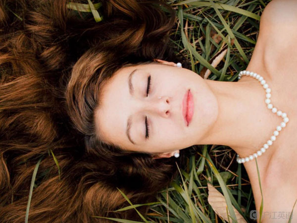 遇到顏值高、氣質(zhì)好的人如何用英語表達(dá)贊美？