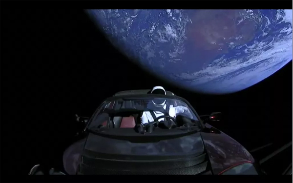 SpaceX獵鷹重型火箭首飛成功！馬斯克的特斯拉跑車上太空了