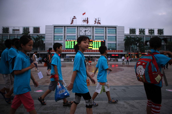 Nineteen left-behind children were organized by local government to reunite with their parents for three days. Left-behind children reunite with parents in S China