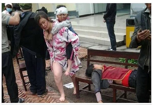 Victims wait for treatment after a 7.0-magnitude earthquake shocks Lushan county of Ya'an city, Southwest China's Sichuan province, April 20, 2013. In Photos: 7.0-magnitude quake hits Sichuan