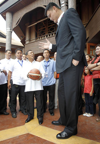 Philippine Vice-President Jejomar Binay (C) looks up as he talks to visiting former National Basketball Association (NBA) player and owner of the Shanghai Dongfang Sharks Yao Ming, during his visit at the Coconut Palace in Manila, May 6, 2013. Yao Ming and Shanghai Sharks on friendly visit in Manila